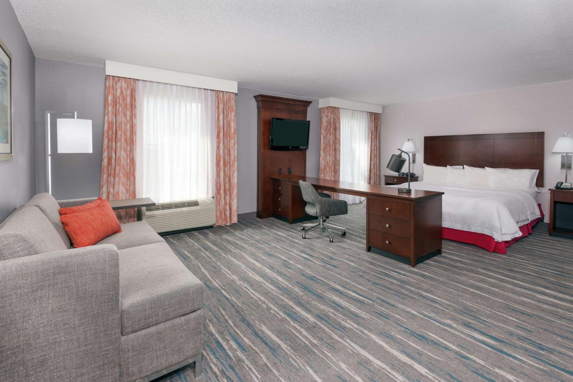 Hampton & Airport At Gateway Village Hotel